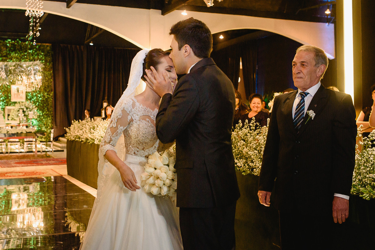 Noivo recebendo a noiva com beijo na testa