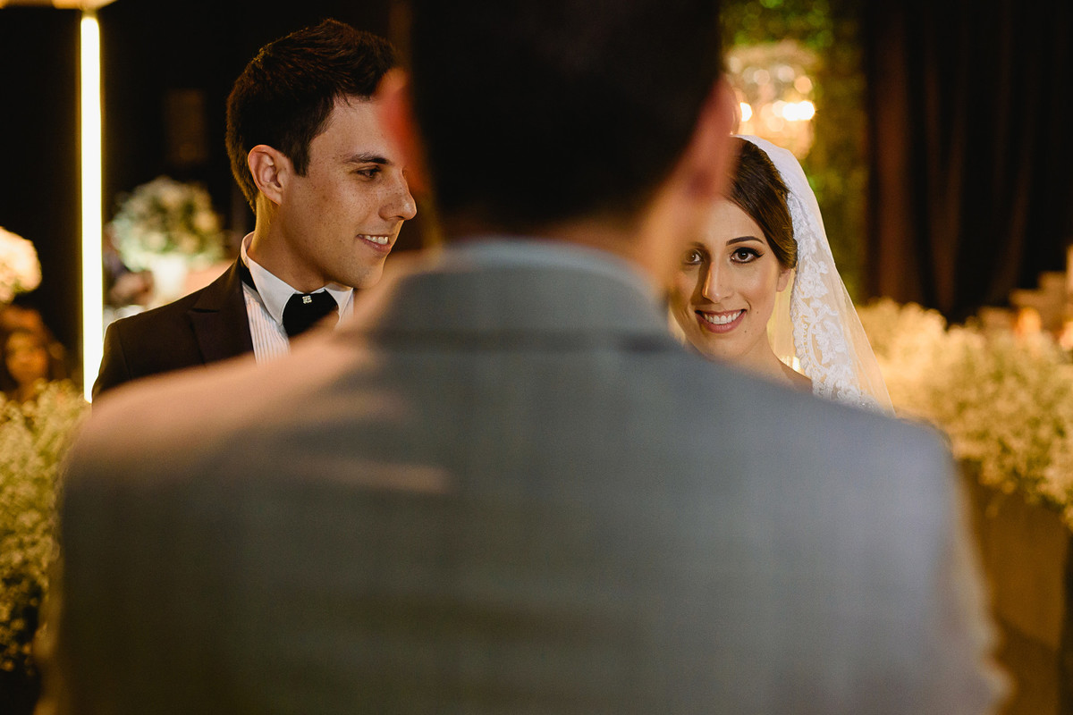 Noivo olhando para noiva