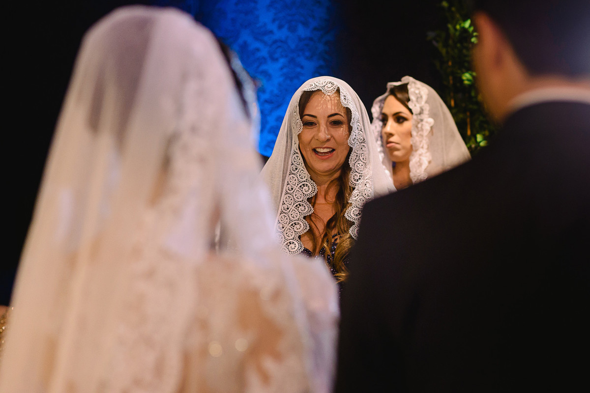 Mãe olhando para sua filha durante a cerimonia