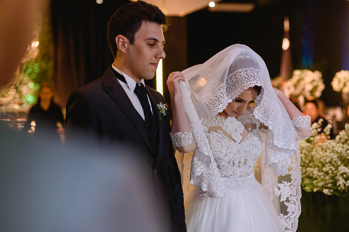 Noiva colocando o véu para o momento de oração