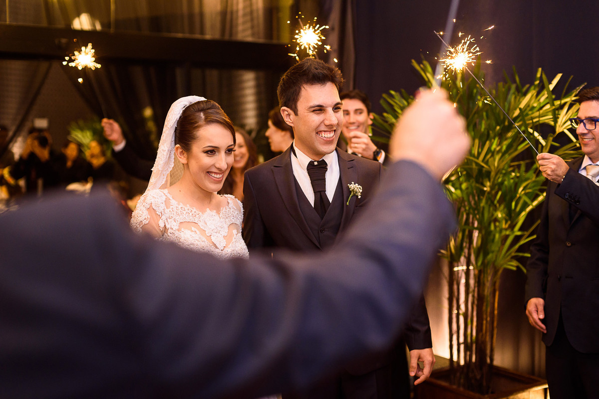 Saída dos noivos com sparkles