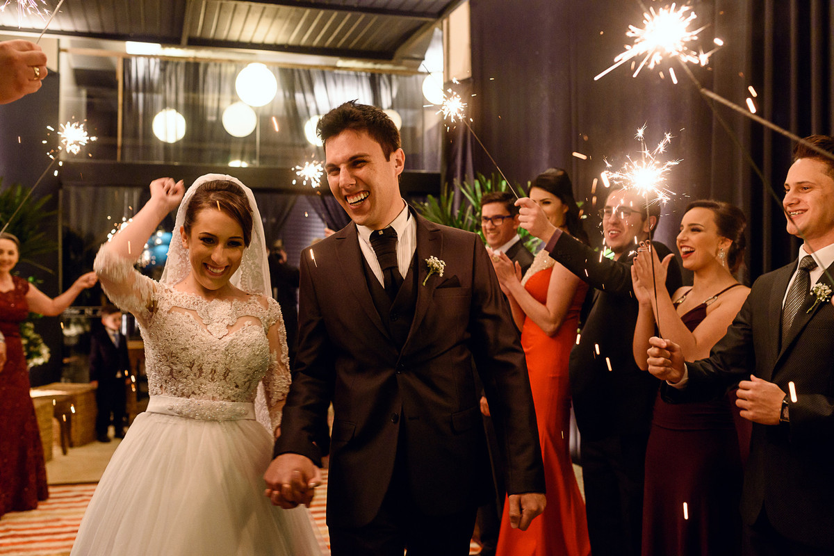 Saída dos noivos com sparkles