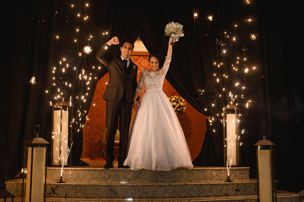 Entrada dos noivos no salão de festas