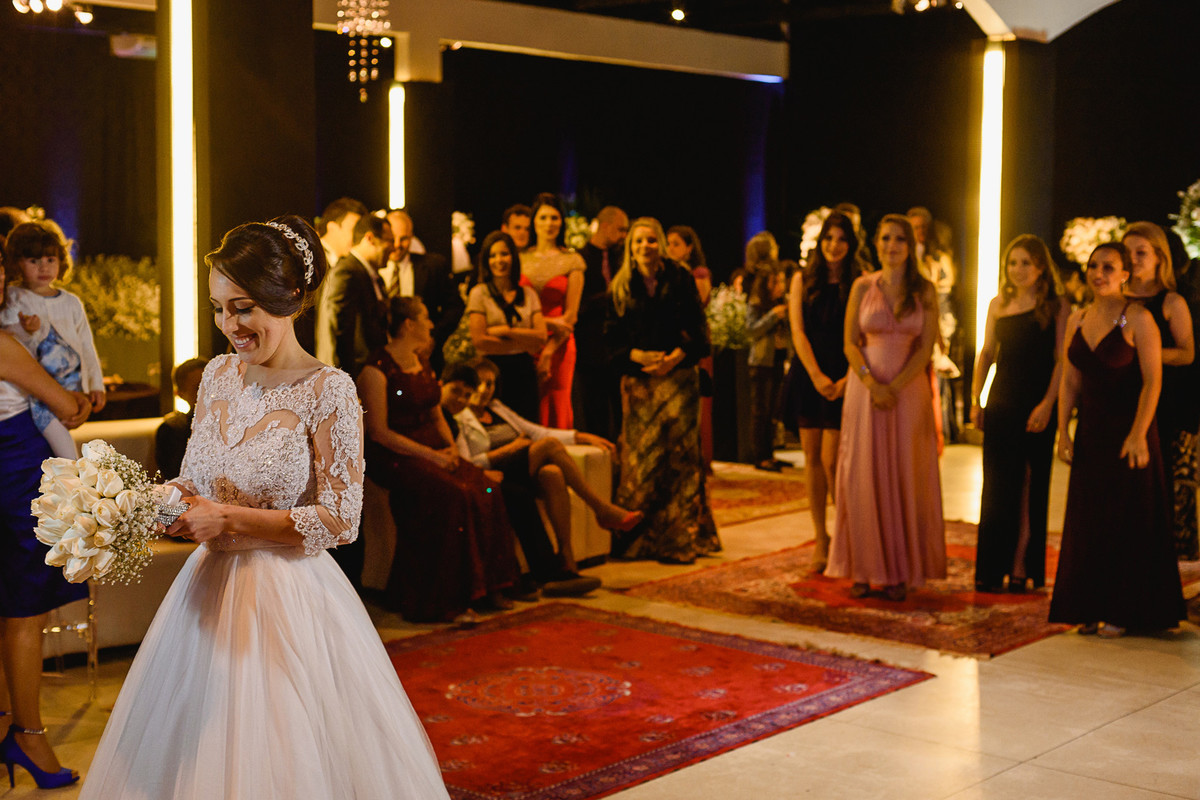 Noiva se preparando para jogar o bouquet