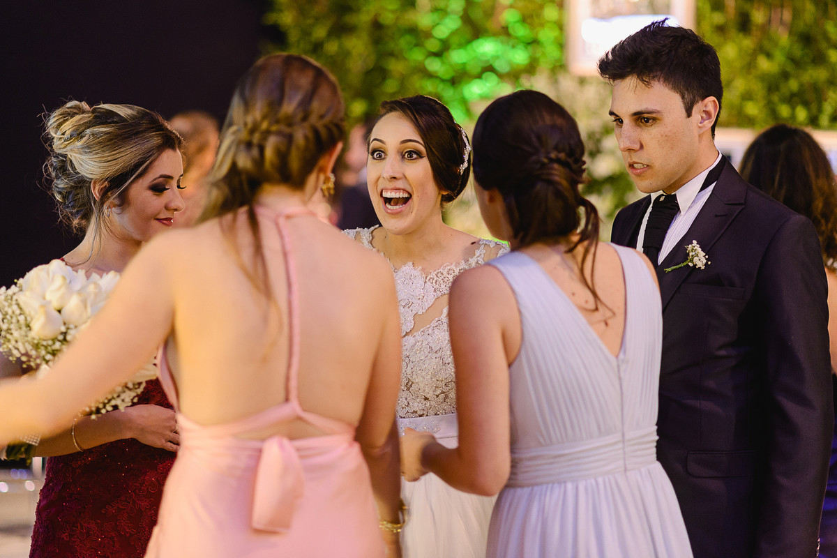 Noiva rindo com suas amigas