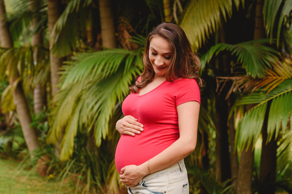 Mamãe feliz acariciando a barriga