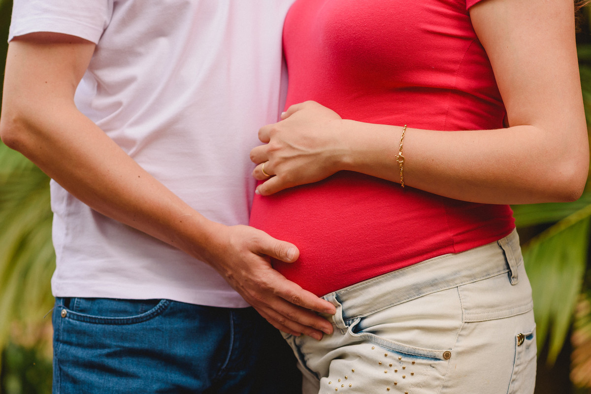 Paizão colocando a mão na barriga da mamãe gestante