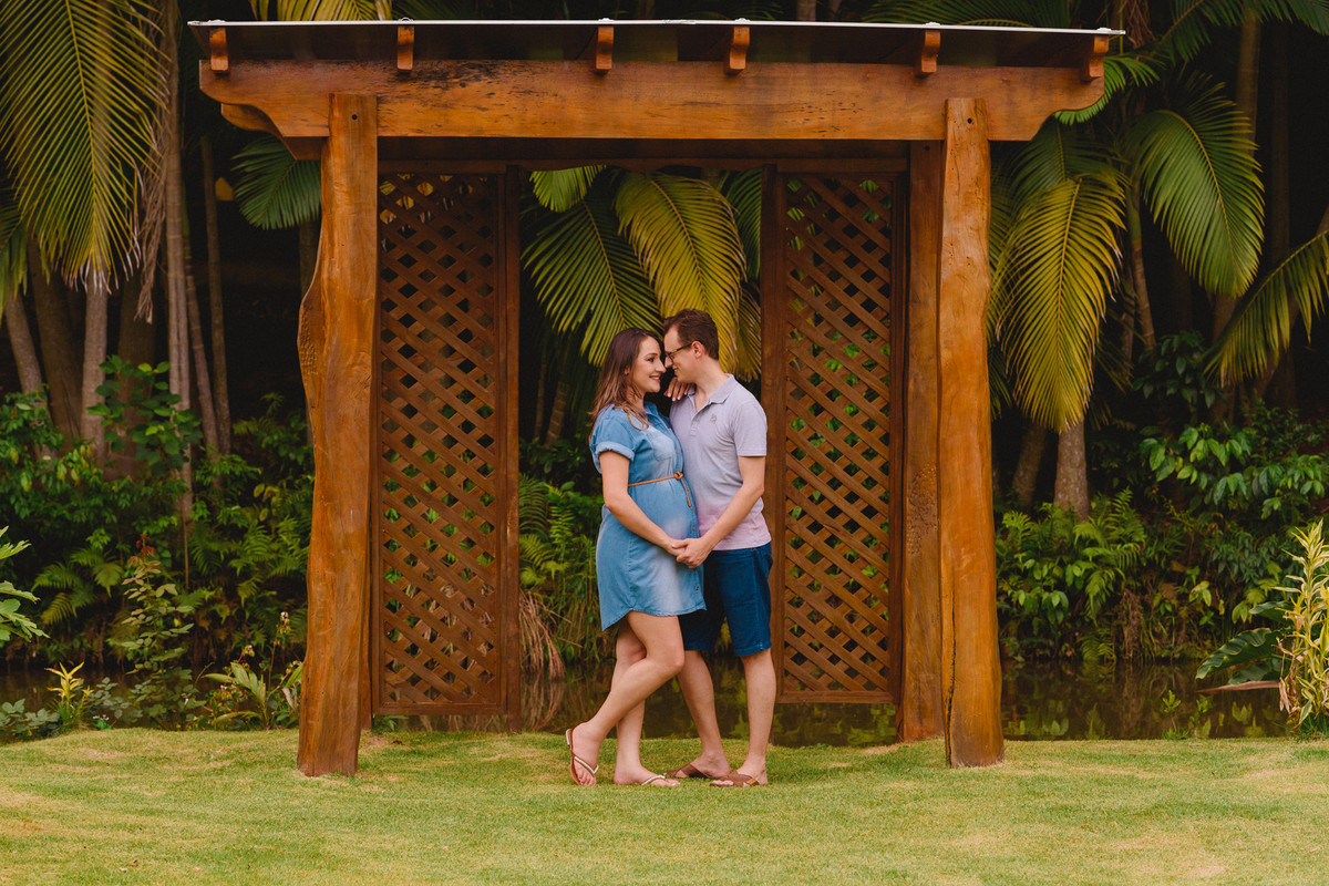 Ensaio de gestante, casal em frente a um lindo pergolado