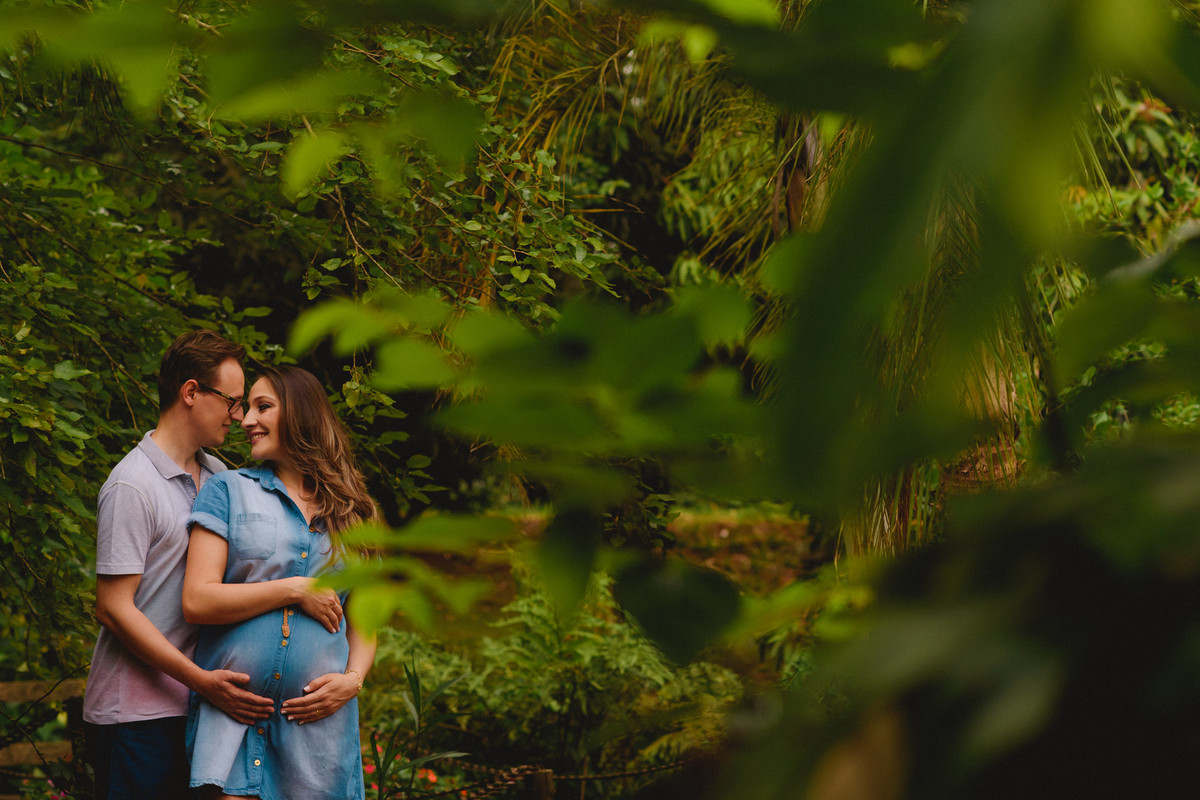 Casal gestante entre as folhas