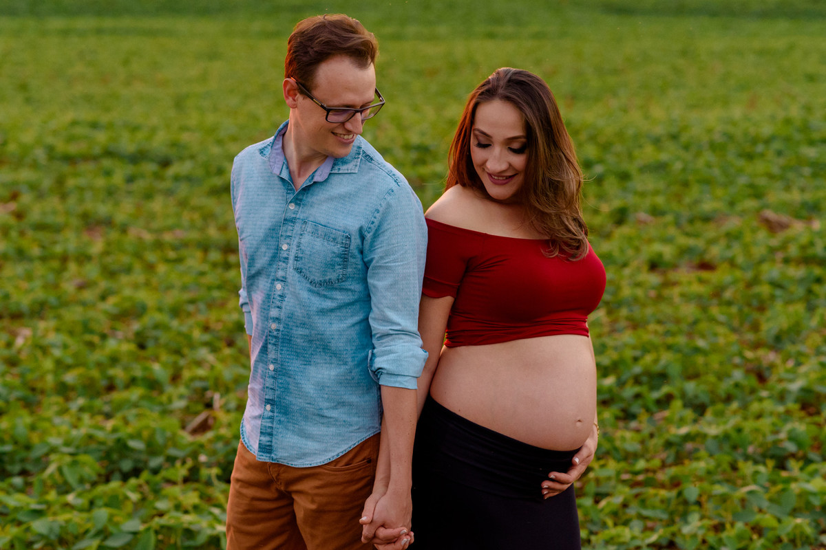 Casal de mãos dadas