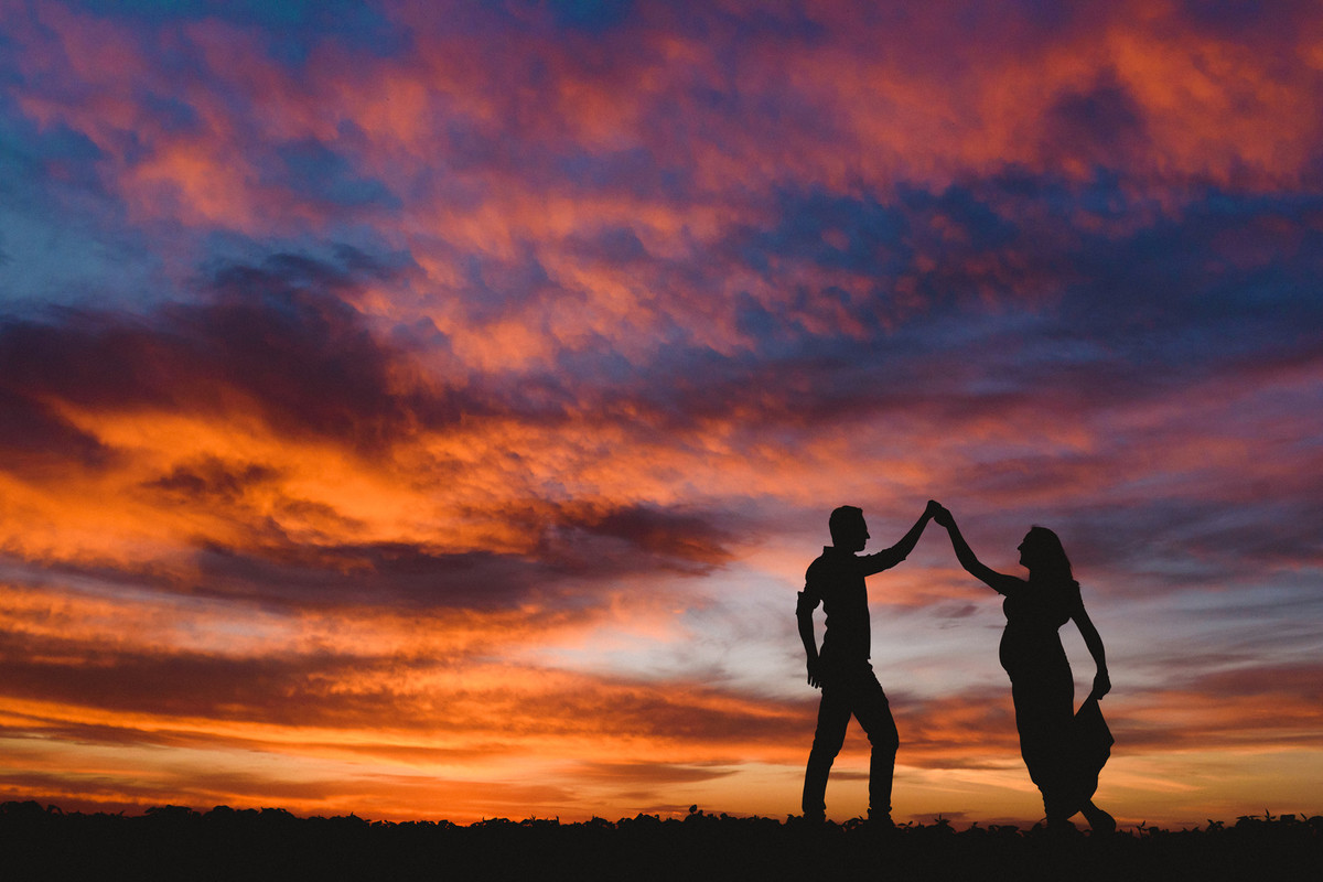 Uma bela silhueta da gestante com um céu incrível