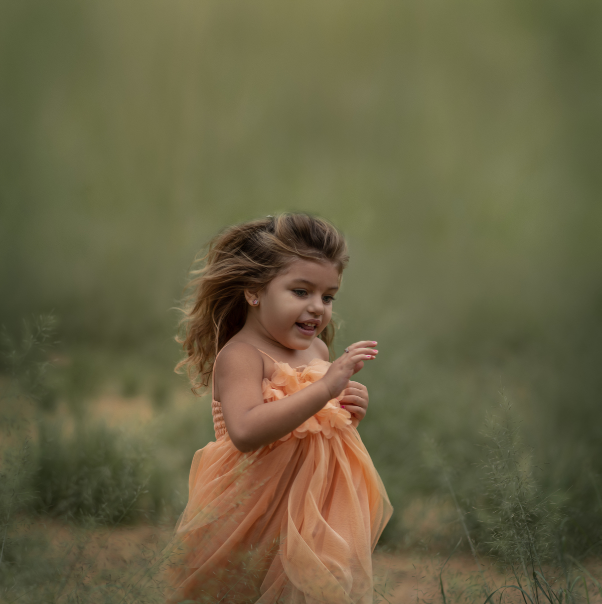 ensaio fotográfico artístico infantil, realizado no parque central de Santo André. Fotografia de criança, ensaio externo. Fotógrafo. 