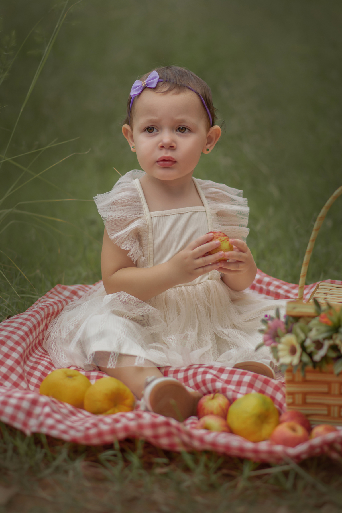 Sessão de Fotografia Artística Infantil realizada no Parque Central, localizado na cidade de Santo André. Fotógrafo em Santo André. Ensaio artístico com uma menina de 2 anos em ambiente externo.