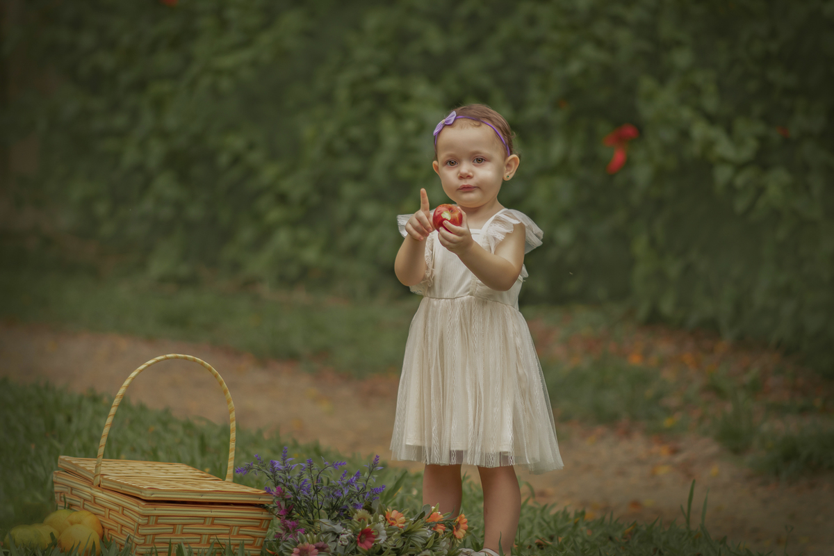 Sessão de Fotografia Artística Infantil realizada no Parque Central, localizado na cidade de Santo André. Fotógrafo em Santo André. Ensaio artístico com uma menina de 2 anos em ambiente externo.