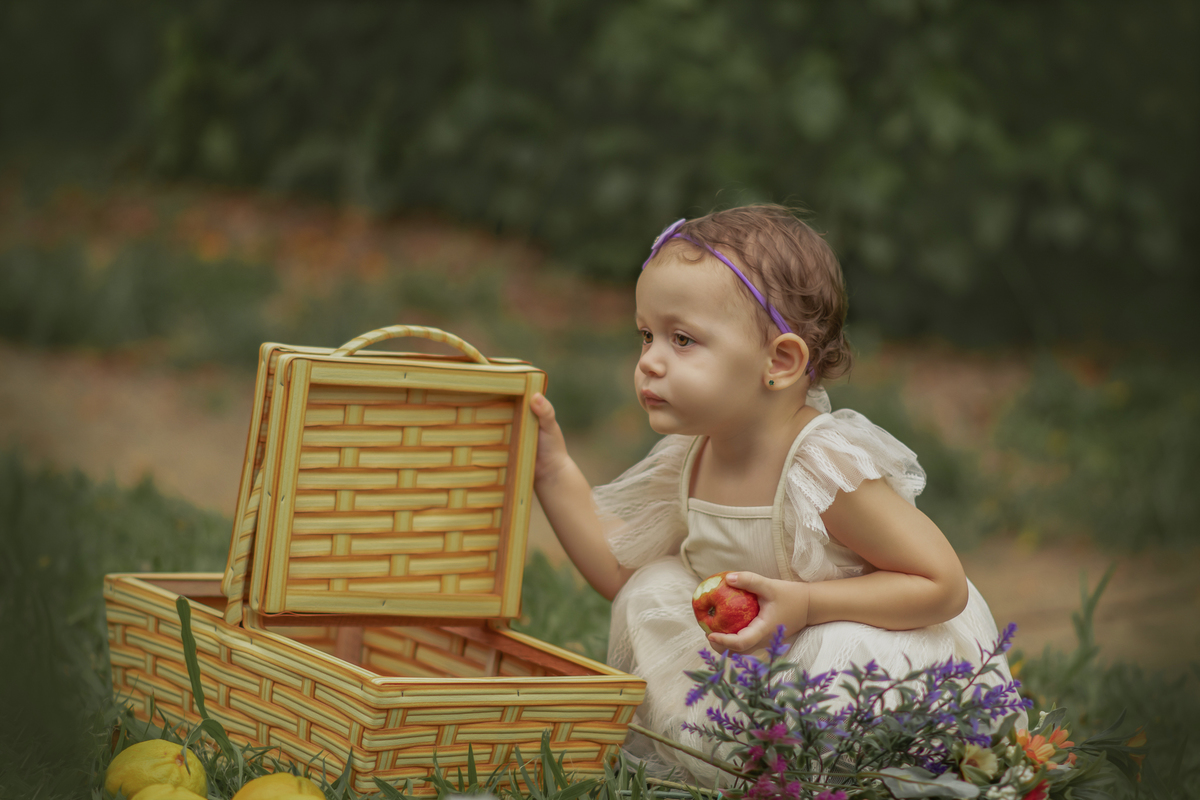 Sessão de Fotografia Artística Infantil realizada no Parque Central, localizado na cidade de Santo André. Fotógrafo em Santo André. Ensaio artístico com uma menina de 2 anos em ambiente externo.