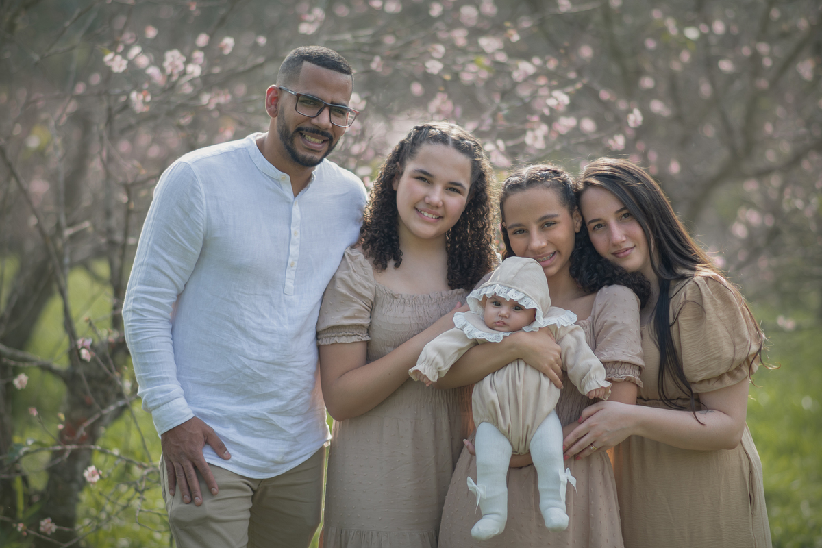 Ensaio fotográfico infantil de bebê com 3 meses, ensaio família no parque do Carmo. Fotografia Parque do Carmo. Fotógrafo são Paulo. Ensaio recém nascido. fotografia artística. Ensaio fotográfico externo, ensaio fotográfico ao ar livre. Fotógrafo.
