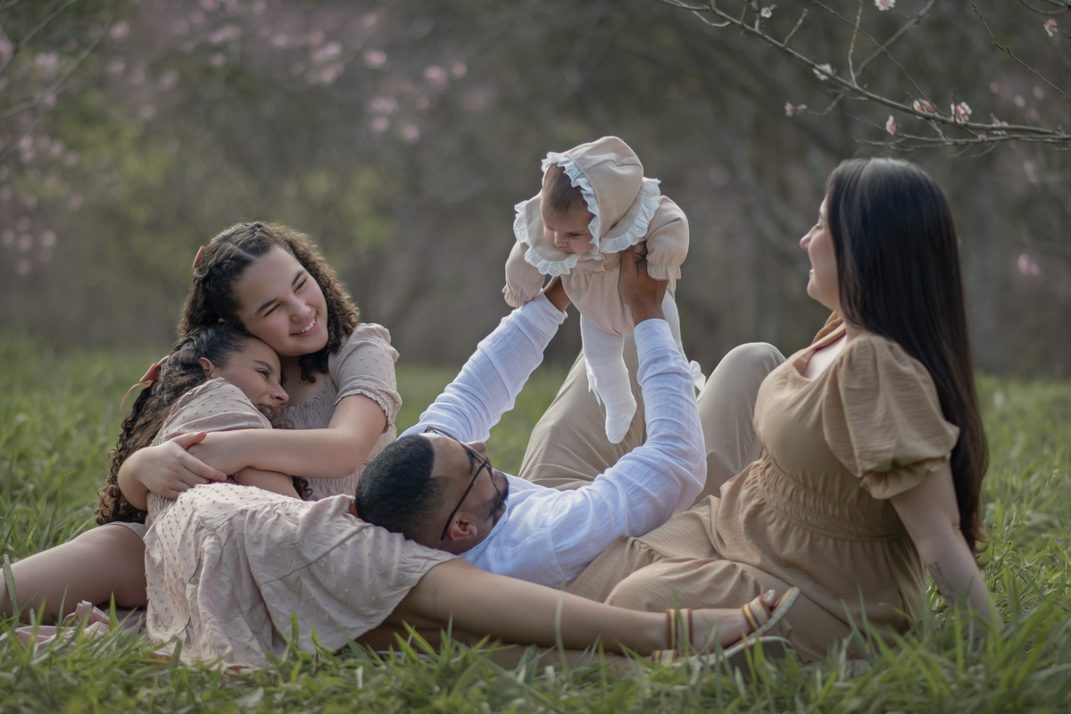 Ensaio fotográfico infantil de bebê com 3 meses, ensaio família no parque do Carmo. Fotografia Parque do Carmo. Fotógrafo são Paulo. Ensaio recém nascido. fotografia artística. Ensaio fotográfico externo, ensaio fotográfico ao ar livre. Fotógrafo.