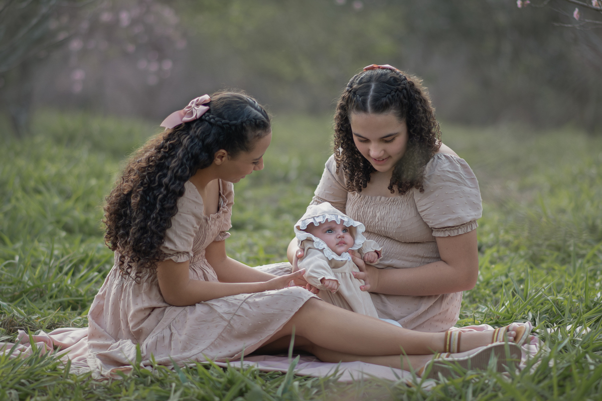 Ensaio fotográfico infantil de bebê com 3 meses, ensaio família no parque do Carmo. Fotografia Parque do Carmo. Fotógrafo são Paulo. Ensaio recém nascido. fotografia artística. Ensaio fotográfico externo, ensaio fotográfico ao ar livre. Fotógrafo.