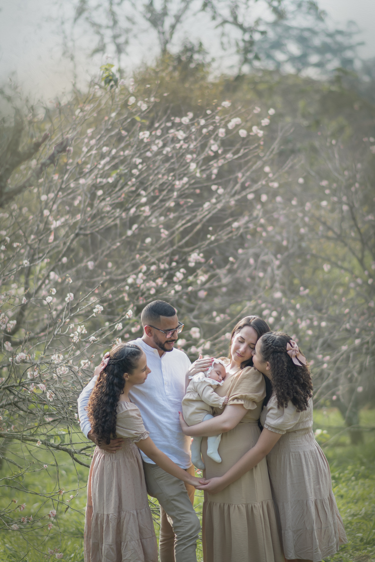 Ensaio fotográfico infantil de bebê com 3 meses, ensaio família no parque do Carmo. Fotografia Parque do Carmo. Fotógrafo são Paulo. Ensaio recém nascido. fotografia artística. Ensaio fotográfico externo, ensaio fotográfico ao ar livre. Fotógrafo.