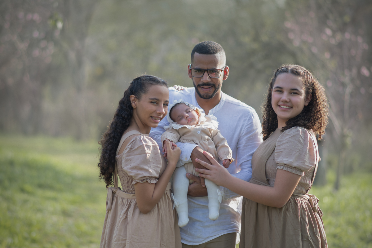 Ensaio fotográfico infantil de bebê com 3 meses, ensaio família no parque do Carmo. Fotografia Parque do Carmo. Fotógrafo são Paulo. Ensaio recém nascido. fotografia artística. Ensaio fotográfico externo, ensaio fotográfico ao ar livre. Fotógrafo.