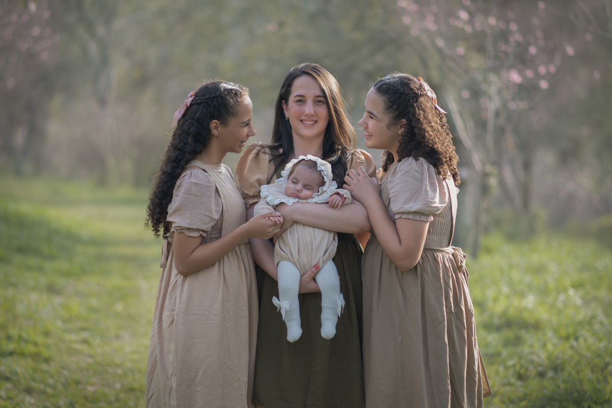 Ensaio fotográfico infantil de bebê com 3 meses, ensaio família no parque do Carmo. Fotografia Parque do Carmo. Fotógrafo são Paulo. Ensaio recém nascido. fotografia artística. Ensaio fotográfico externo, ensaio fotográfico ao ar livre. Fotógrafo.