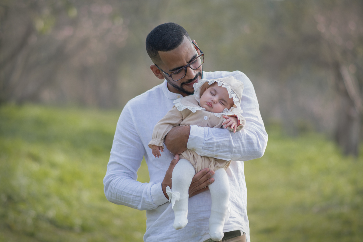 Ensaio fotográfico infantil de bebê com 3 meses, ensaio família no parque do Carmo. Fotografia Parque do Carmo. Fotógrafo são Paulo. Ensaio recém nascido. fotografia artística. Ensaio fotográfico externo, ensaio fotográfico ao ar livre. Fotógrafo.