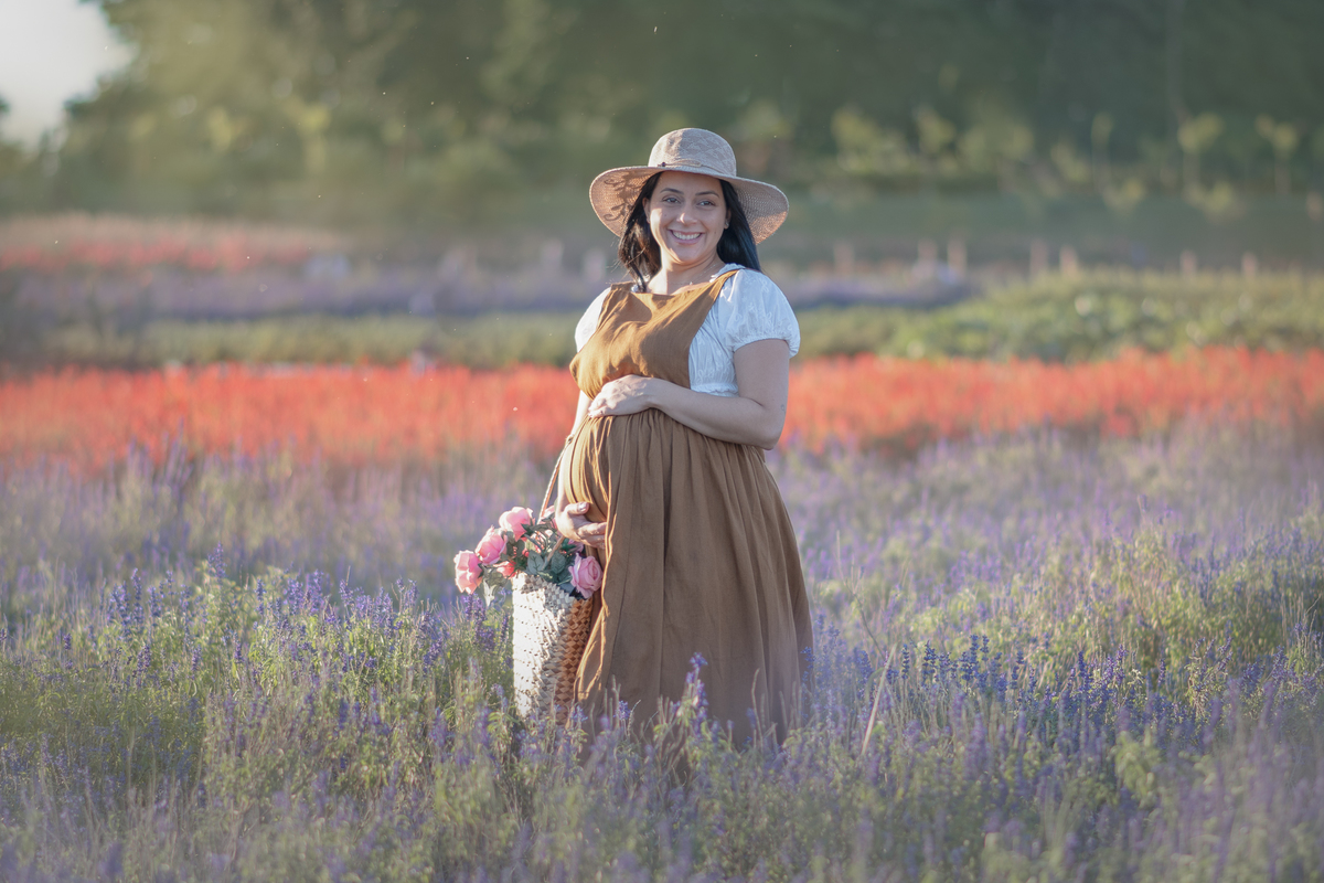 Ensaio fotográfico gestante, fotografia artística, ensaio gestante externo em Holambra. Maternidade, ensaio bucólico.