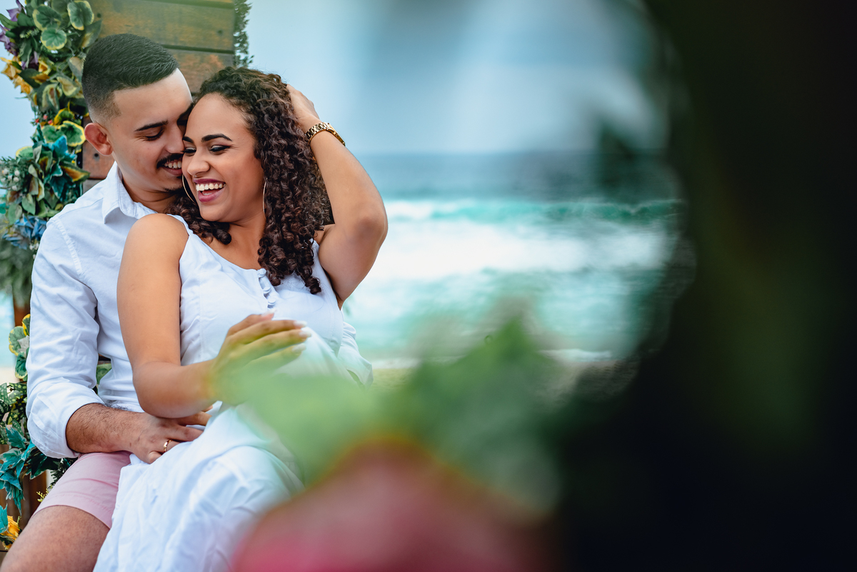 Ensaio - praia - pre wedding - casal - noiva - casamento - arco - flores - moldura