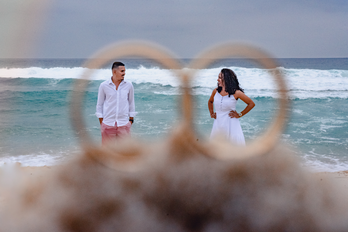 Ensaio - praia - pre wedding - casal - noiva - casamento - alianca