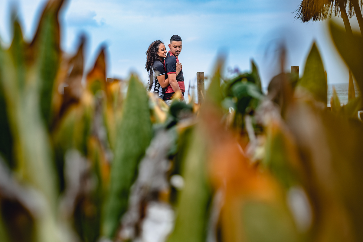 Ensaio - praia - pre wedding - casal - noiva - casamento - arco - flores - moldura - mato - verde - minimalismo