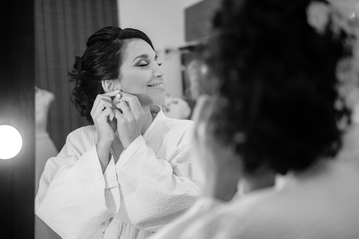 Casamento em Nova Iguaçu - RJ - Rio de Janeiro - por Jefferson Meireles Fotografia - fotógrafo na Região dos Lagos - Rio das Ostras - Cabo Frio - Armação de Búzios - Unamar - colocando brinco