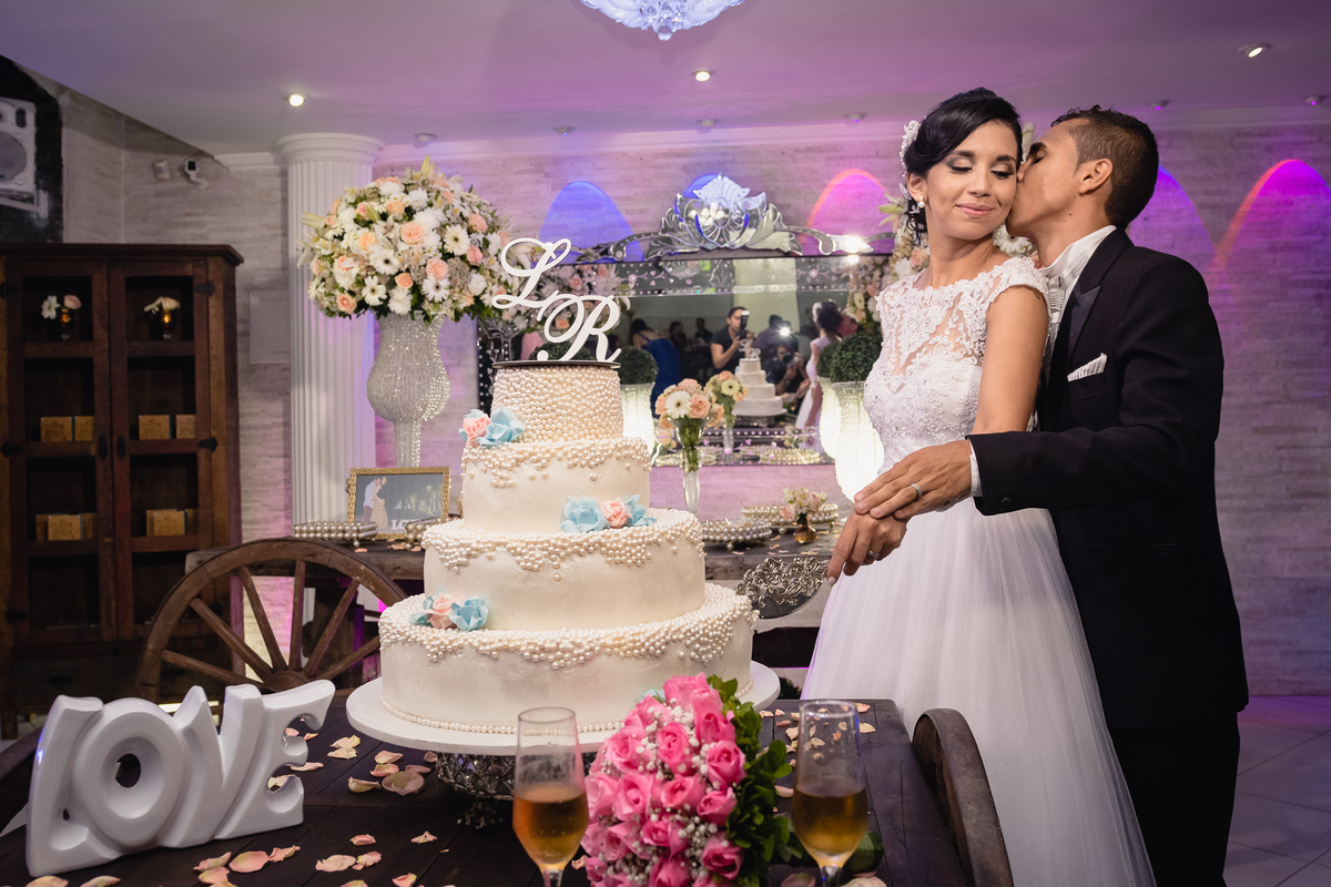 Casamento em Nova Iguaçu - RJ - Rio de Janeiro - por Jefferson Meireles Fotografia - fotógrafo na Região dos Lagos - Rio das Ostras - Cabo Frio - Armação de Búzios - Unamar - corte do bolo - apaixonados