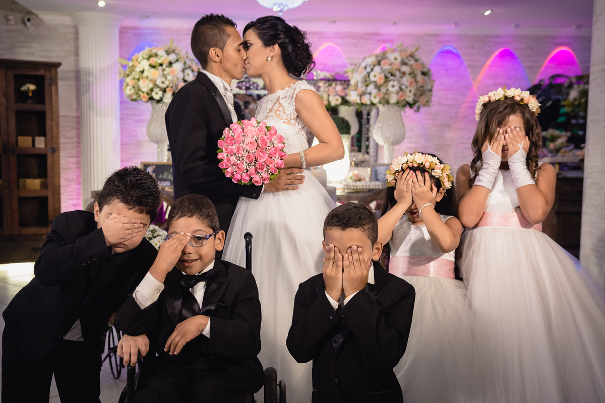 Casamento em Nova Iguaçu - RJ - Rio de Janeiro - por Jefferson Meireles Fotografia - fotógrafo na Região dos Lagos - Rio das Ostras - Cabo Frio - Armação de Búzios - Unamar - beijo dos noivos - daminhas