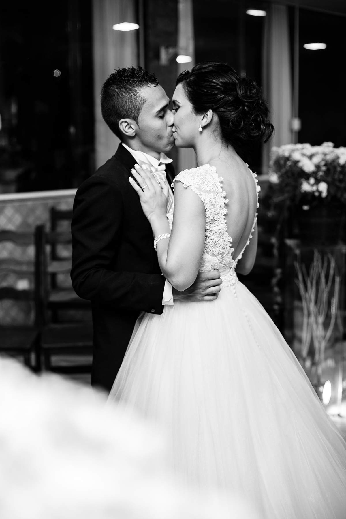 Casamento em Nova Iguaçu - RJ - Rio de Janeiro - por Jefferson Meireles Fotografia - fotógrafo na Região dos Lagos - Rio das Ostras - Cabo Frio - Armação de Búzios - Unamar - beijo - pb