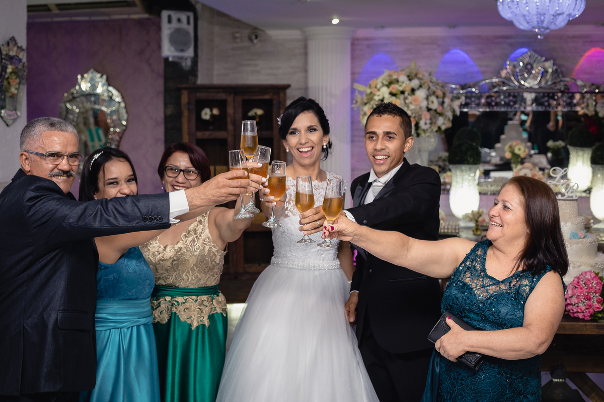 Casamento em Nova Iguaçu - RJ - Rio de Janeiro - por Jefferson Meireles Fotografia - fotógrafo na Região dos Lagos - Rio das Ostras - Cabo Frio - Armação de Búzios - Unamar - brinde - tacas - familia