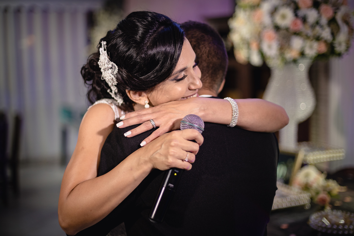 Casamento em Nova Iguaçu - RJ - Rio de Janeiro - por Jefferson Meireles Fotografia - fotógrafo na Região dos Lagos - Rio das Ostras - Cabo Frio - Armação de Búzios - Unamar - abraço apertado