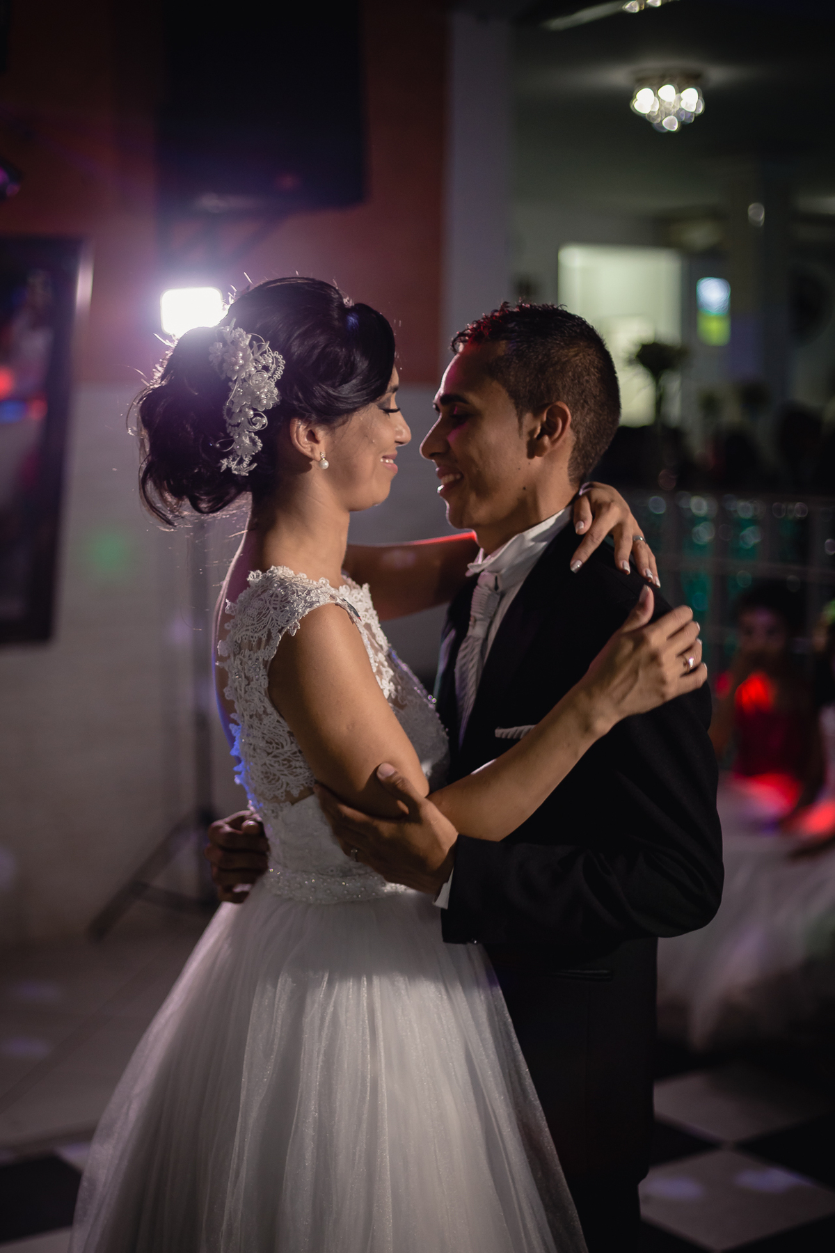 Casamento em Nova Iguaçu - RJ - Rio de Janeiro - por Jefferson Meireles Fotografia - fotógrafo na Região dos Lagos - Rio das Ostras - Cabo Frio - Armação de Búzios - Unamar - dancando