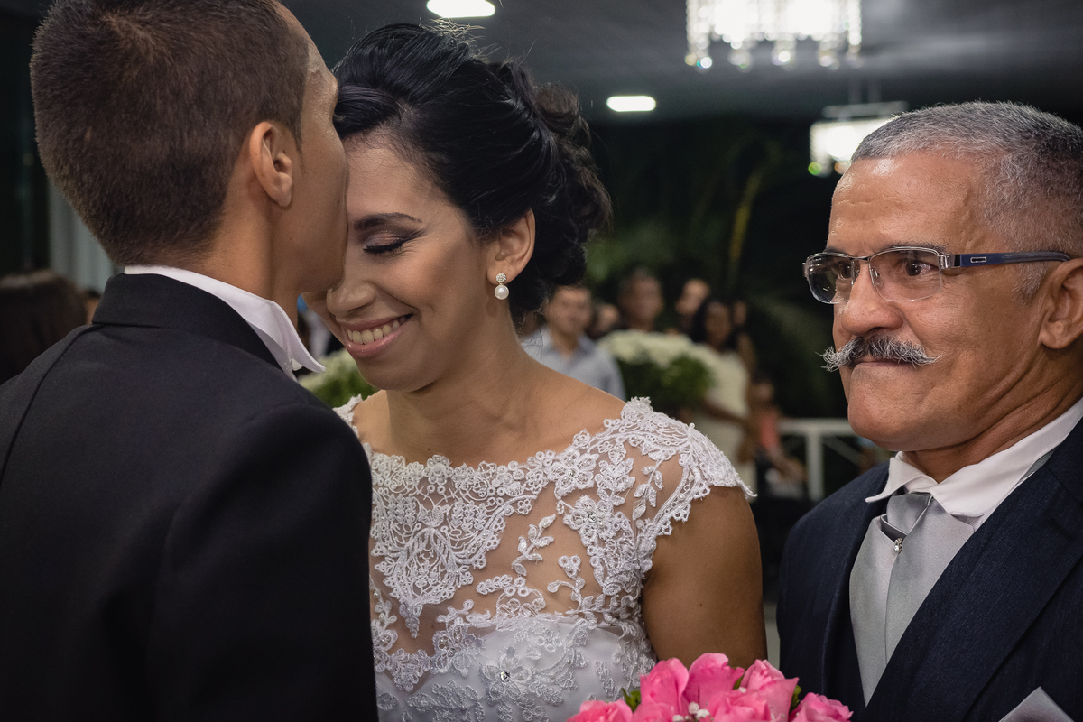 Casamento em Nova Iguaçu - RJ - Rio de Janeiro - por Jefferson Meireles Fotografia - fotógrafo na Região dos Lagos - Rio das Ostras - Cabo Frio - Armação de Búzios - Unamar - recebendo a noiva