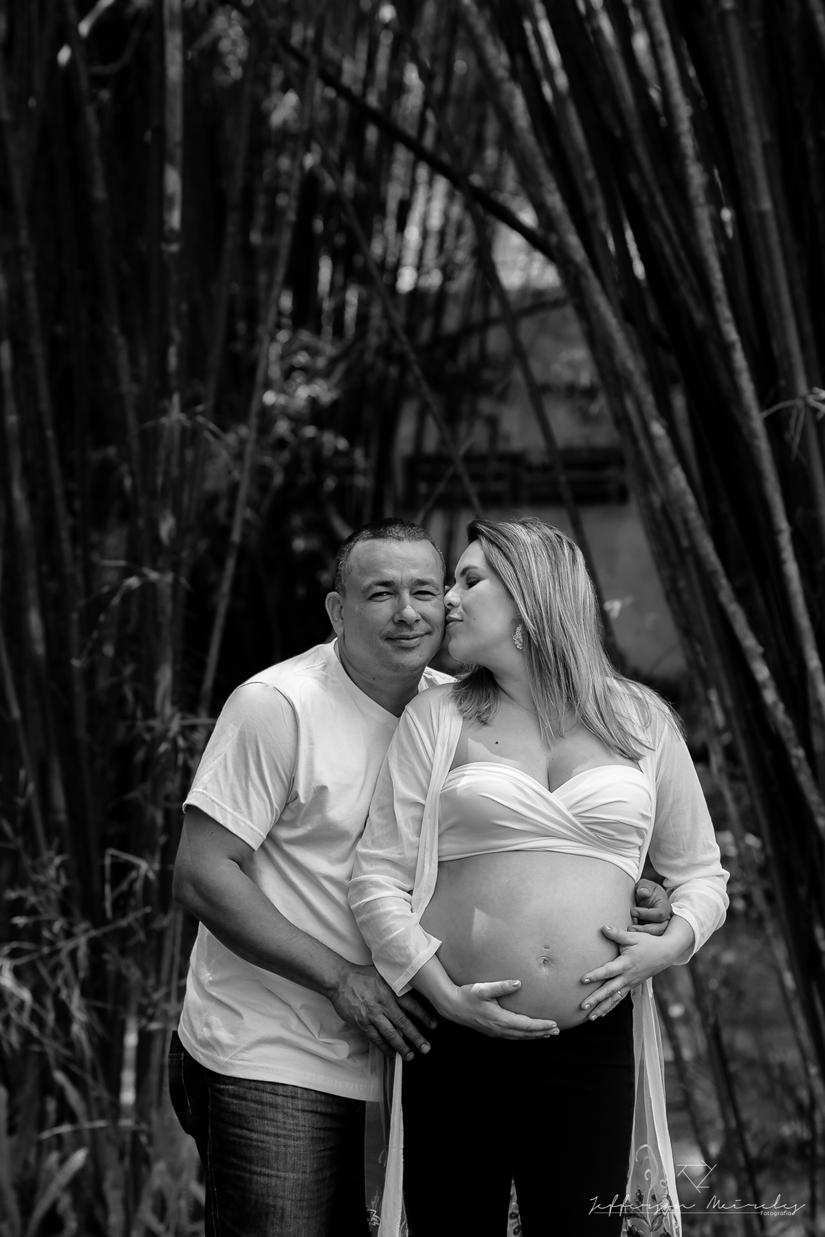 ensaio gestante - fotos de gestantes casal em Petrópolis - rj - Rio de Janeiro - por Jefferson Meireles Fotografia - fotógrafo na Região dos Lagos - rio das ostras - cabo frio - buzios - duque de caxias preto e branco