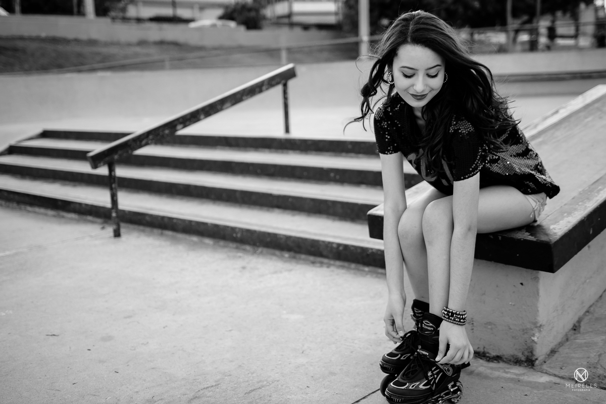 fotos do ensaio feminino - parque madureira - rj - Rio de Janeiro - por Jefferson Meireles Fotografia - fotógrafo na Região dos Lagos - rio das ostras - cabo frio - buzios - duque de caxias - manoela antelo no pb preto e branco patins