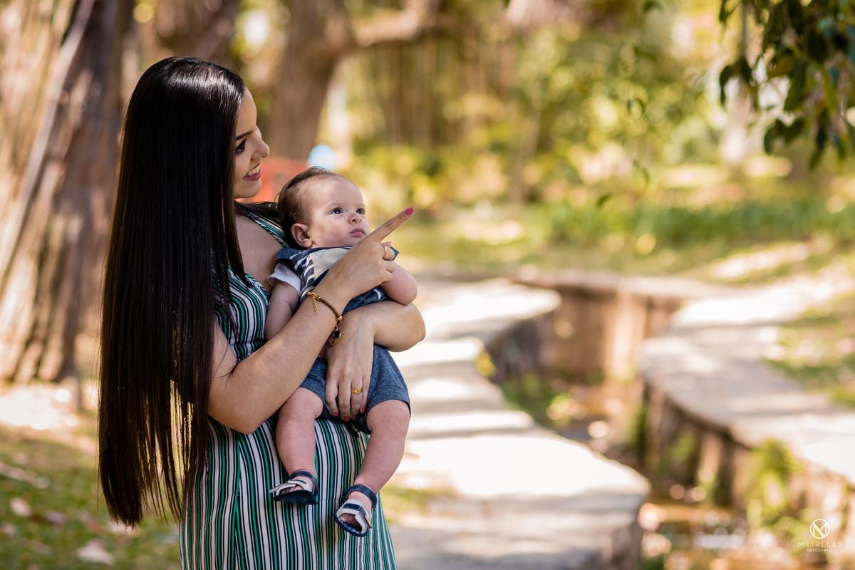 ensaio de familia em petropolis por jefferson meireles fotografia, fotografo de casamento rj, duque de caxias e cabo frio - pietro olhando o que a mae está mostroando