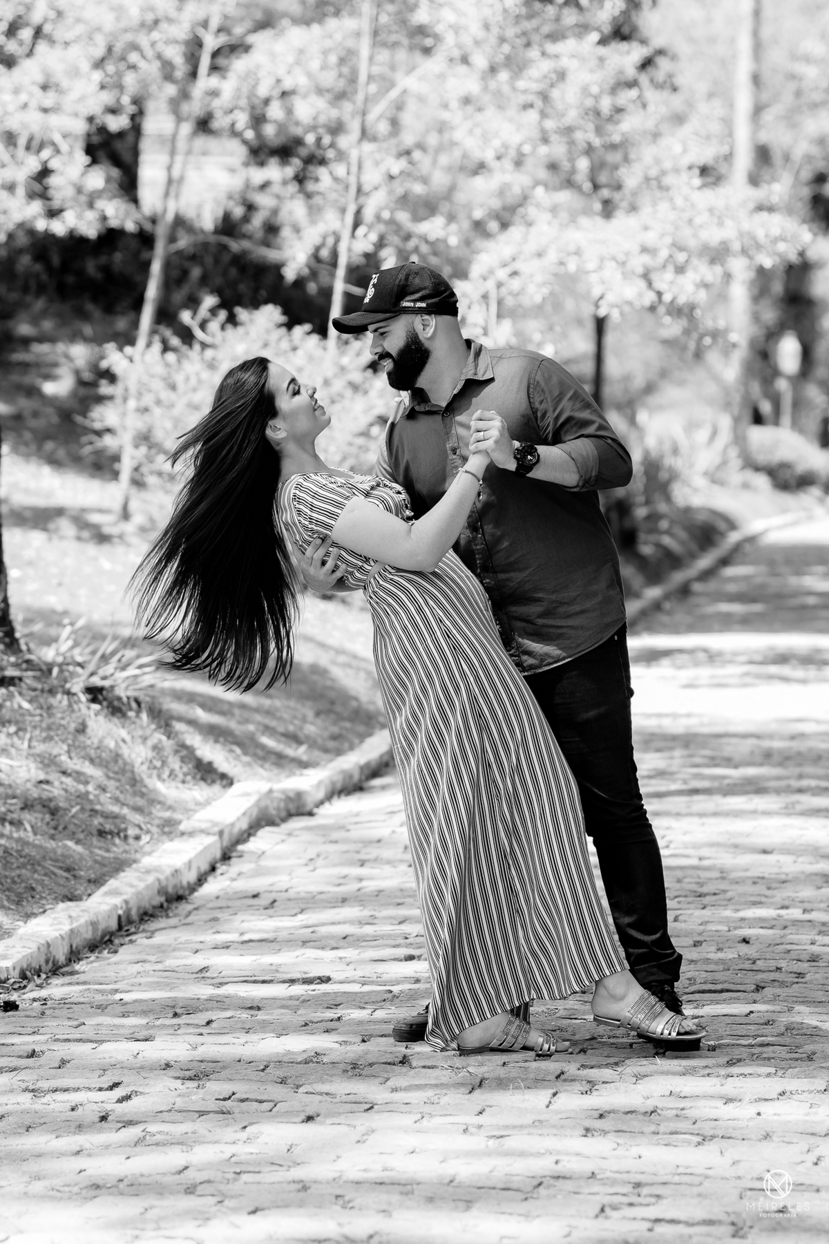 ensaio de familia realizado em petropolis por jefferson meireles fotografia, fotografo de casamento rj, duque de caxias e cabo frio - foto em pb - dança do casal