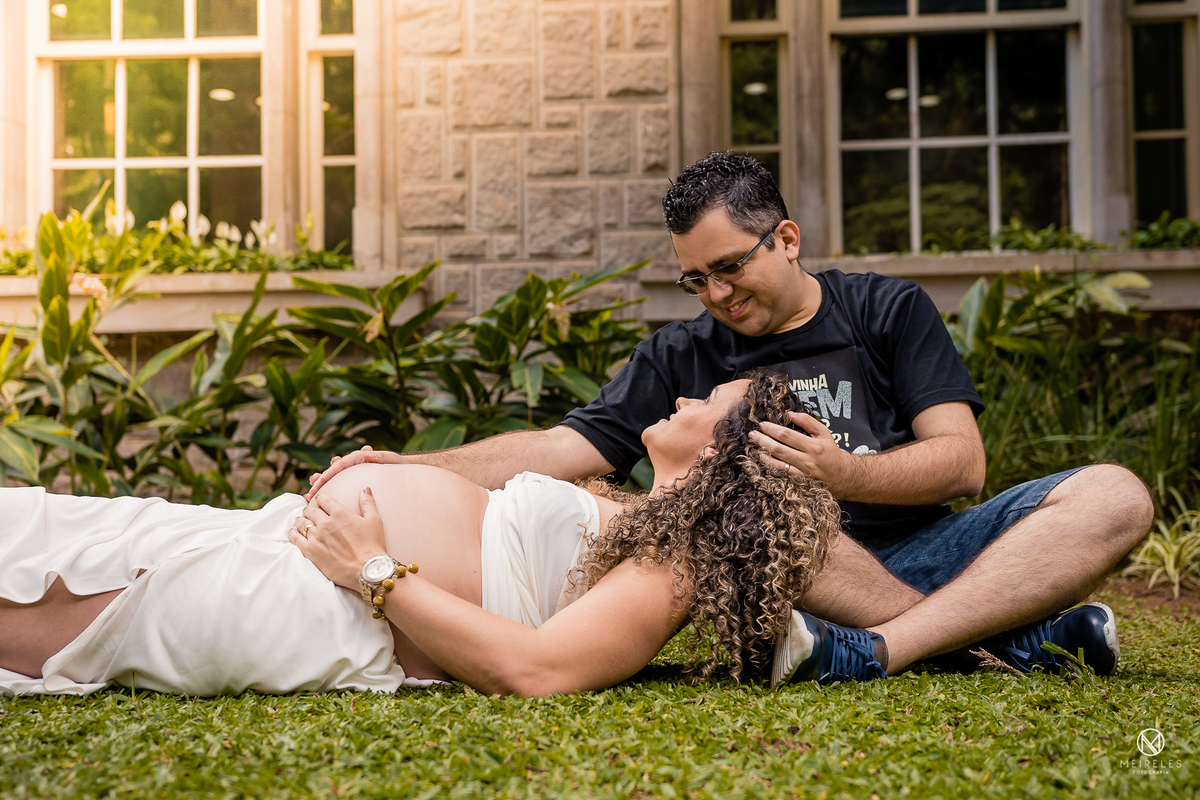 gestante deitada em Petrópolis - rj - Rio de Janeiro - por Jefferson Meireles Fotografia - fotógrafo - cabo frio - buzios - duque de caxias - xerém - ensaio de gestante