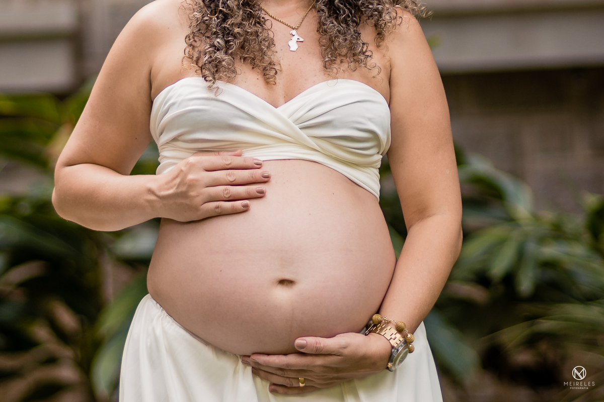 foto de detalhe book de gestante - casal em Petrópolis - rj - Rio de Janeiro - por Jefferson Meireles Fotografia - fotógrafo na Região dos Lagos - rio das ostras - cabo frio - duque de caxias - xerém - ensaio de gestante