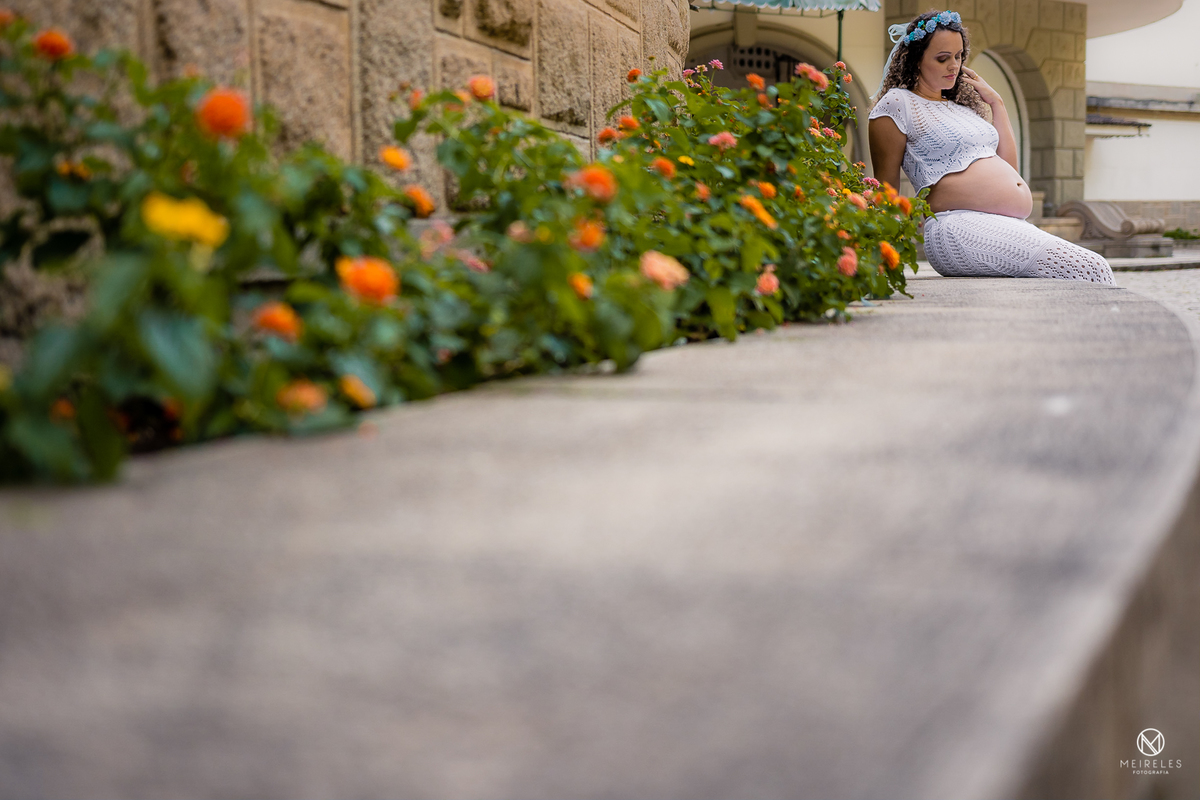 gestante e flores - casal em Petrópolis - rj - Rio de Janeiro - por Jefferson Meireles Fotografia - fotógrafo na Região dos Lagos - rio das ostras - cabo frio - buzios - duque de caxias - ensaio de gestante