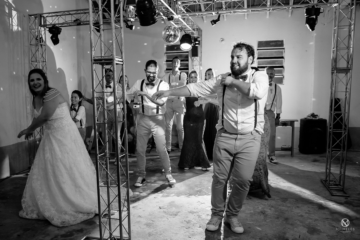 meireles - fotografia - fotografo - casamento - macae - rio - das 
 - ostras - cabo - frio - rj - casar no campo -
 frade - serra de macae - foto do sitio - noivos dancando - noivos curtindo - noivos na pista - pb - foto pb