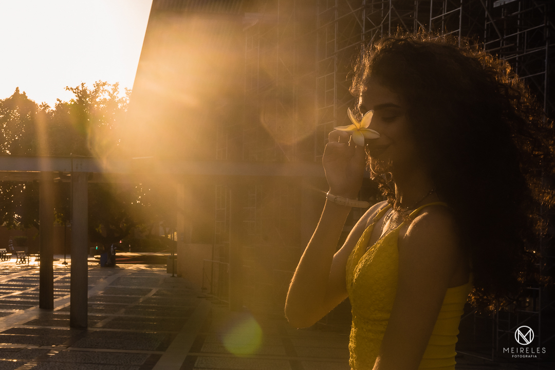 ensaio fotografico 15 anos - book - fotos debutante - fotografia no sesc - lugar para fotos nova iguacu - contra luz - cheiro na flor - rj - duque de caxias - cabo frio - rio de janeiro
