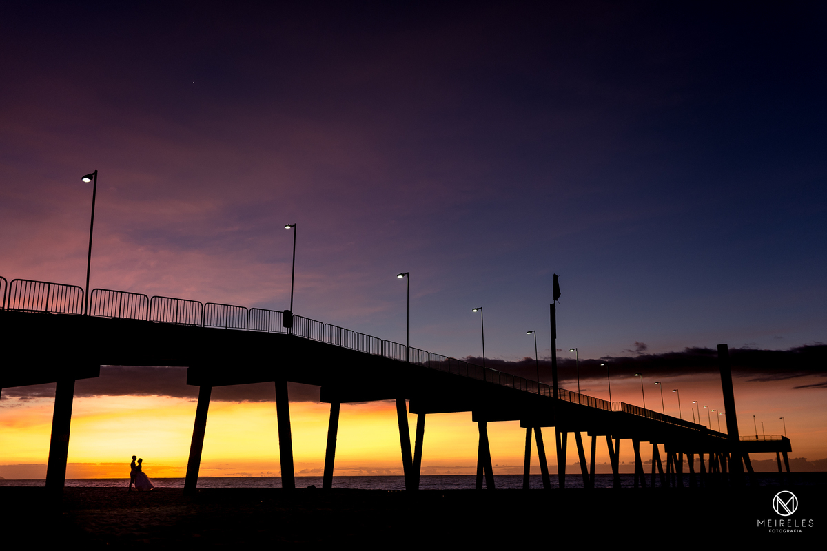Ensaio Trash The Dress - Rio das Ostras - RJ - Pré-Wedding - meireles fotografia casamento em duque de caxias - ponte - pier - silhueta - ceu - cores - melhor - minimalismo - rio de janeiro