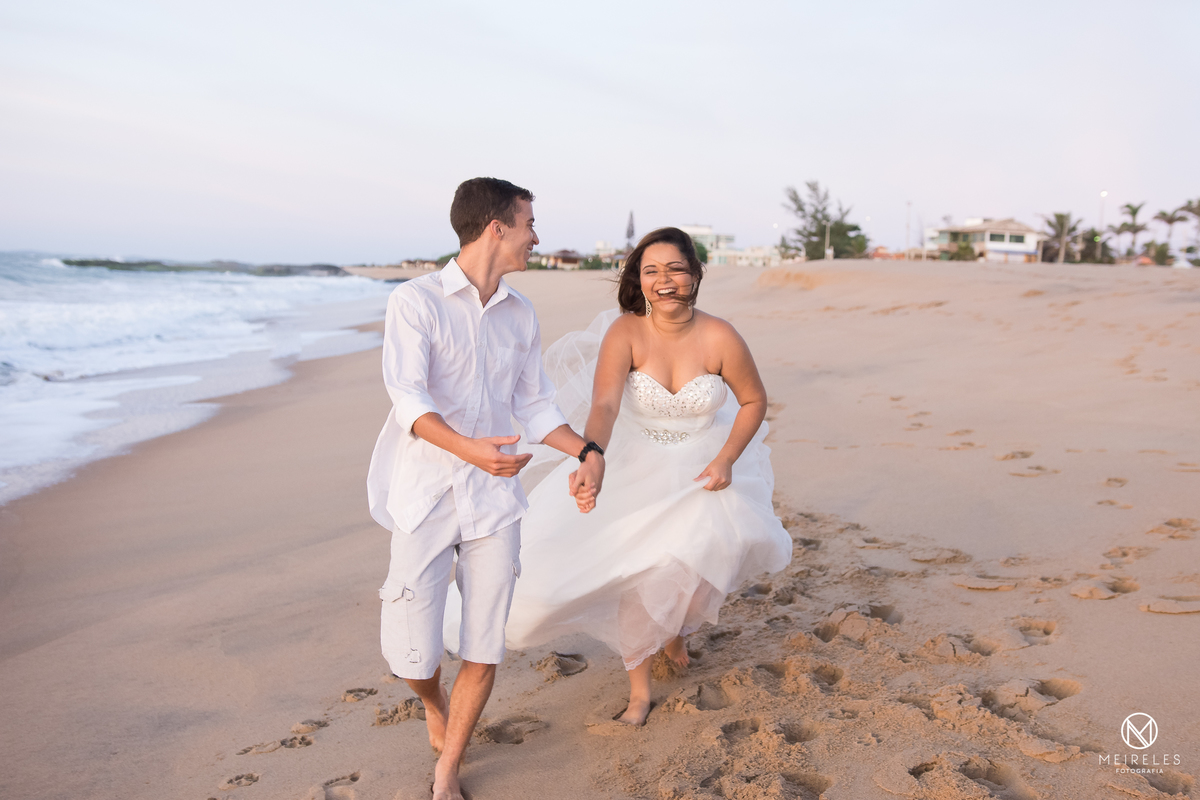 Ensaio Trash The Dress - Rio das Ostras - RJ - Pré-Wedding - meireles fotografia casamento em duque de caxias - correndo na areia