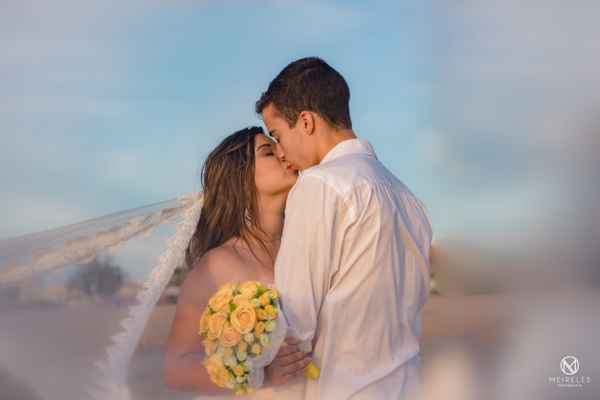 Ensaio Trash The Dress - Rio das Ostras - RJ - Pré-Wedding - meireles fotografia casamento em duque de caxias - linda buque veu da noiva beijo